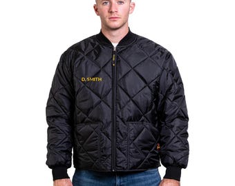 Chaqueta acolchada con diseño de diamante "The Bravest" de GAME Apparel para hombre, modelo 1221-J, color azul marino, con bordado personalizado. Regalo personalizado para socorristas.
