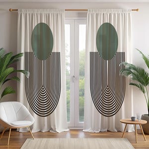 Puede incluir: Cortinas color crema con un óvalo grande de color verde oscuro y un diseño geométrico en blanco y negro. El diseño presenta líneas verticales sobre una serie de líneas curvas. Las cortinas cuelgan frente a una ventana, con una silla y plantas en la habitación.