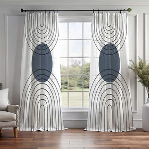 Puede incluir: Cortinas blancas con un diseño geométrico negro con líneas curvas y un óvalo azul grande. Las cortinas cuelgan frente a una ventana, con una silla y un jarrón visibles en la habitación.