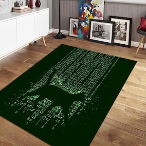 Puede incluir: Una alfombra rectangular verde oscuro con una silueta de gato estilizada compuesta por código digital verde. El diseño de la alfombra incluye una matriz de números y letras, creando una estética inspirada en la tecnología. La alfombra está colocada sobre un suelo de madera.