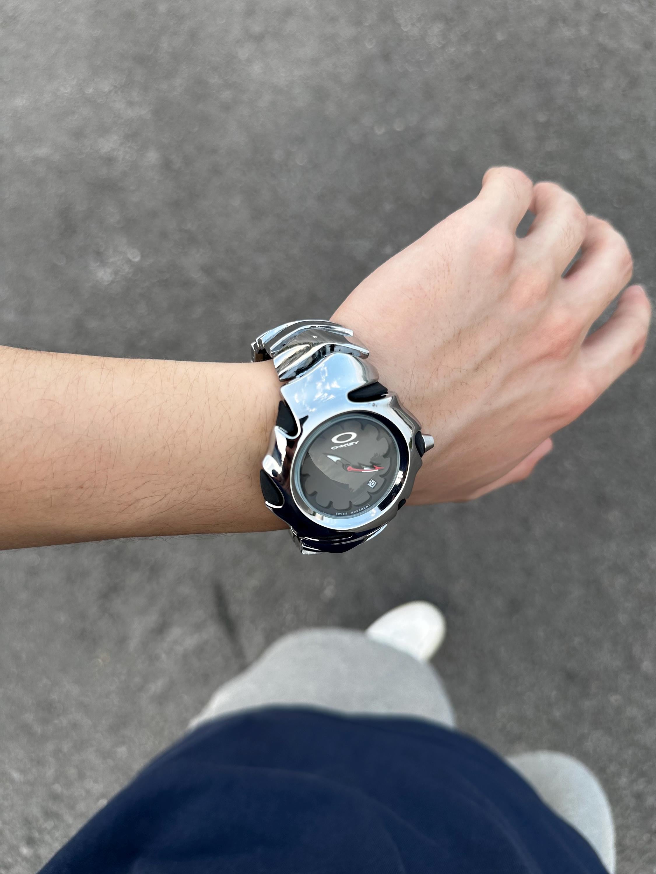 Oakley デジタル腕時計 シルバー A close look at an @oakley Jury I watch, featuring a silver dial