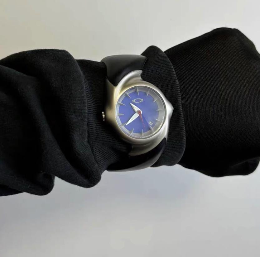 人気の雑貨がズラリ！ Oakley Archive Crush Watch: Винтажный хронометр в духе Y2K 時計