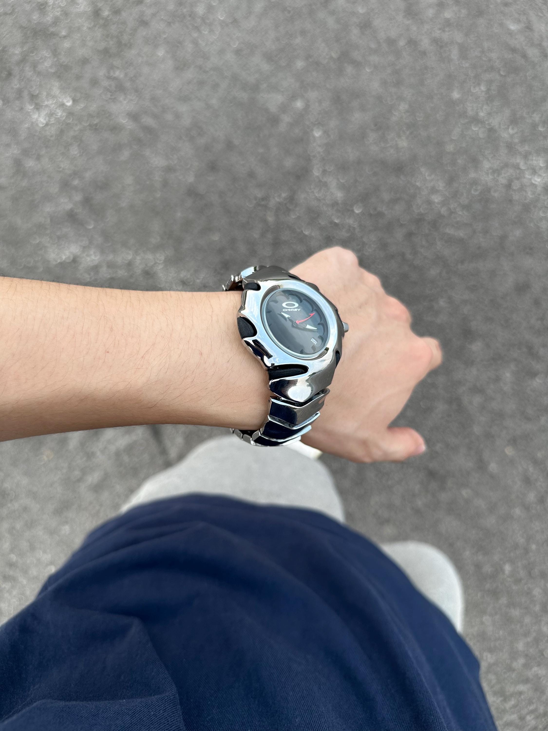 Stylish Oakley Blade 2: Glossy Silver Case With Black Dial