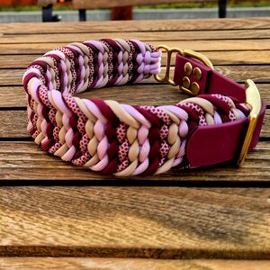 Paracord hundhalsband för medelstora och stora hundar med justerbart spänne – robust – handgjort halsband – flätat – rött/rosa