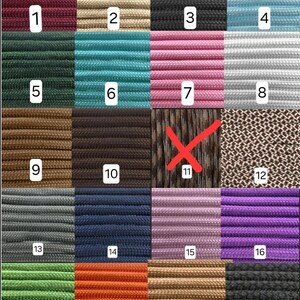 K&ouml;nnte beinhalten: Zwanzig verschiedene Farben von Paracord, jede Farbe ist von 1 bis 20 nummeriert. Das Paracord ist in einem Raster von vier Reihen und f&uuml;nf Spalten angeordnet.