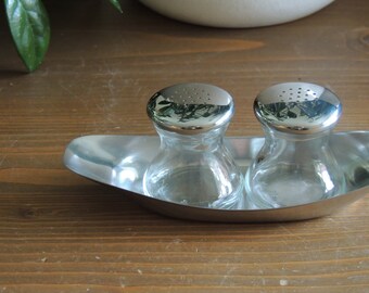 Salière/poivrière vintage WMF Cromargan Germany en verre et acier inoxydable avec assiette, bel état