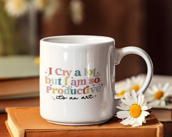 Mugs mignons, je pleure beaucoup mais je suis si productif, c'est un art, tasses avec paroles de chansons TS, cadeau drôle de fête des mères, tasse Je pleure beaucoup TTPD