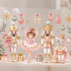 Könnte beinhalten: Eine transparente Transferfolie mit einer Aquarellillustration von zwei Nussknackern, einer Ballerina und einem Mäusekönig. Das Design umfasst Weihnachtsbäume, Geschenke, hängende Ornamente und goldene Schneeflocken in Rosa und Weiß.