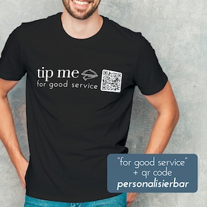 Op de afbeelding: Zwart T-shirt met witte tekst die "tip me for good service" luidt en een witte QR-code. De tekst "for good service" en "QR code" staat ook in wit onder de QR-code.