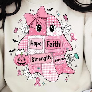 Puede incluir: Sudadera crema con un diseño de fantasma rosa. El fantasma tiene un patrón de patchwork, un lazo rosa y las palabras "Hope", "Faith", "Strength" y "Survivor". Cintas rosas, mariposas y una calabaza completan el diseño.