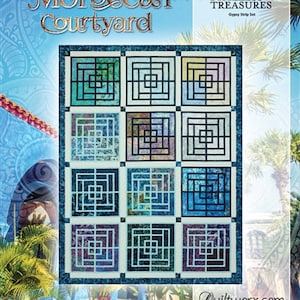Op de afbeelding: Een quiltpatroon genaamd "The Moroccan Courtyard" van Timeless Treasures. Het patroon heeft een raster van 12 vierkanten met ingewikkelde geometrische ontwerpen in tinten blauw, groen en paars. De quilt is gemaakt met behulp van foundation paper piecing.