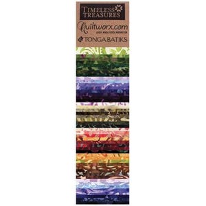 以下が含まれることがあります： 上部にTimeless Treasures、Quiltworx.com、Judy and Judel Niemeyer、Tonga Batiksの文字が記された布ストリップの束。ストリップは緑、紫、黒、赤、オレンジ、黄色、青を含む色のグラデーションを表示しています。
