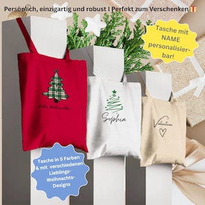 Könnte beinhalten: Drei Tragetaschen mit Weihnachtsbaum-Designs. Eine rote Tasche zeigt einen karierten Baum und die Worte "Frohe Weihnachten". Eine weiße Tasche hat einen grünen Baum und den Namen "Sophia". Eine beige Tasche hat den Namen "Valentina" und ein Herz.