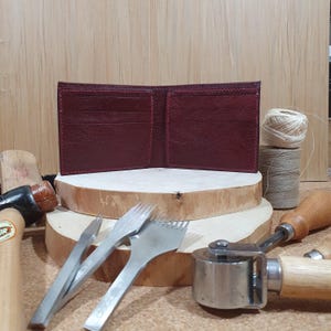 cartera "bifold" burdeos