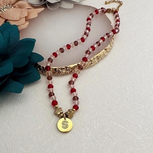Collar con colgante de cuentas y letras redondas de circonita cúbica con inicial personalizada para su madre, hermana, cuentas de vidrio redondas, media cadena