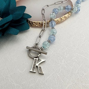 Collar con colgante de cuentas y letra de regalo de circonita cúbica con inicial personalizada para su madre, hermana, cadena de clip de papel con craquelado plateado