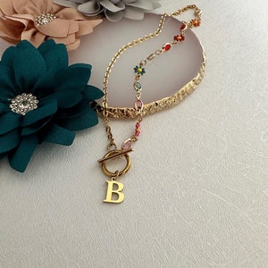 Collar con colgante de cuentas y letras redondas con inicial personalizada y circonita cúbica para regalo de mamá, hermana, media cadena de oro para niñas y flores