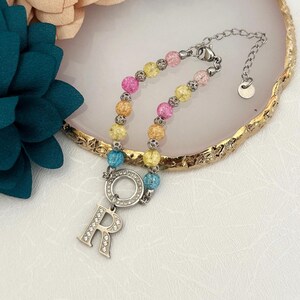 Pulsera personalizada con inicial personalizada de circonita cúbica CZ, colgante de cuentas con letras redondas para su madre, hermana, cuentas de plata agrietadas
