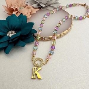 Collar gargantilla con colgante de cuentas y letras redondas con circonita cúbica inicial personalizada para su madre, hermana y cuentas doradas agrietadas