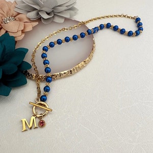 Collar con colgante de cuentas y letras redondas con inicial personalizada y circonita cúbica para su madre, hermana, media cadena de perlas doradas