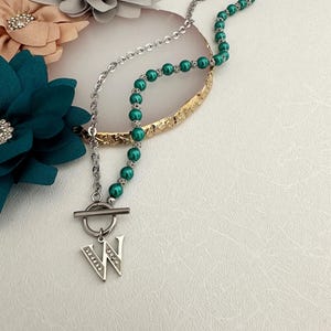 Collar con colgante de cuentas y letras redondas con inicial personalizada y circonita cúbica para su madre, hermana, cadena de media cadena con cuentas de perlas de plata