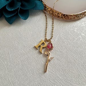 Collar con colgante de flor de rosa con circonita cúbica y letra inicial personalizada para su madre, hermana, oro minimalista