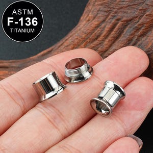 1 paio di tappi per le orecchie in titanio da 8/10 mm/orecchini calibro/tappi a tunnel/calibri per le orecchie/chiusura a vite/dilatatori per le orecchie