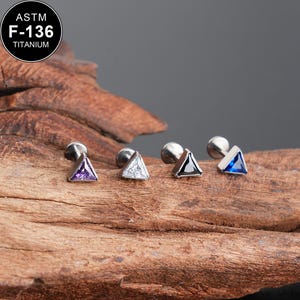 Brinco triangular de titânio 16G F136 com zircônia cúbica para cartilagem/rosca interna/1 peça/brinco para tragus/brinco com parte traseira plana/brinco para hélice/piercing para hélice