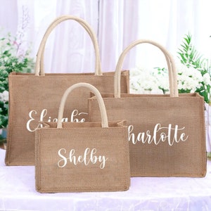 Sacs fourre-tout personnalisés en toile de jute sac en jute nom personnalisé sac cadeau de demoiselle d'honneur EVJF monogramme sac de plage faveurs de mariage cadeau pour elle image 1