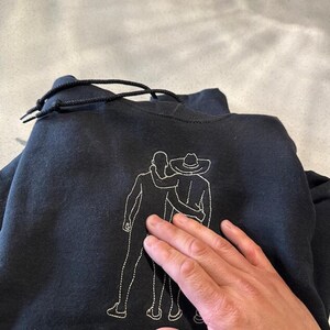 Embroidered Couples Portrait Hoodie, Personalized Portrait from photo, outline photo Hoodie, Custom Photo, Custom Portrait Hoodie zdjęcie 3