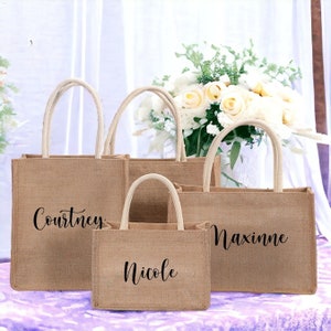 Sacs fourre-tout personnalisés en toile de jute sac en jute nom personnalisé sac cadeau de demoiselle d'honneur EVJF monogramme sac de plage faveurs de mariage cadeau pour elle image 2