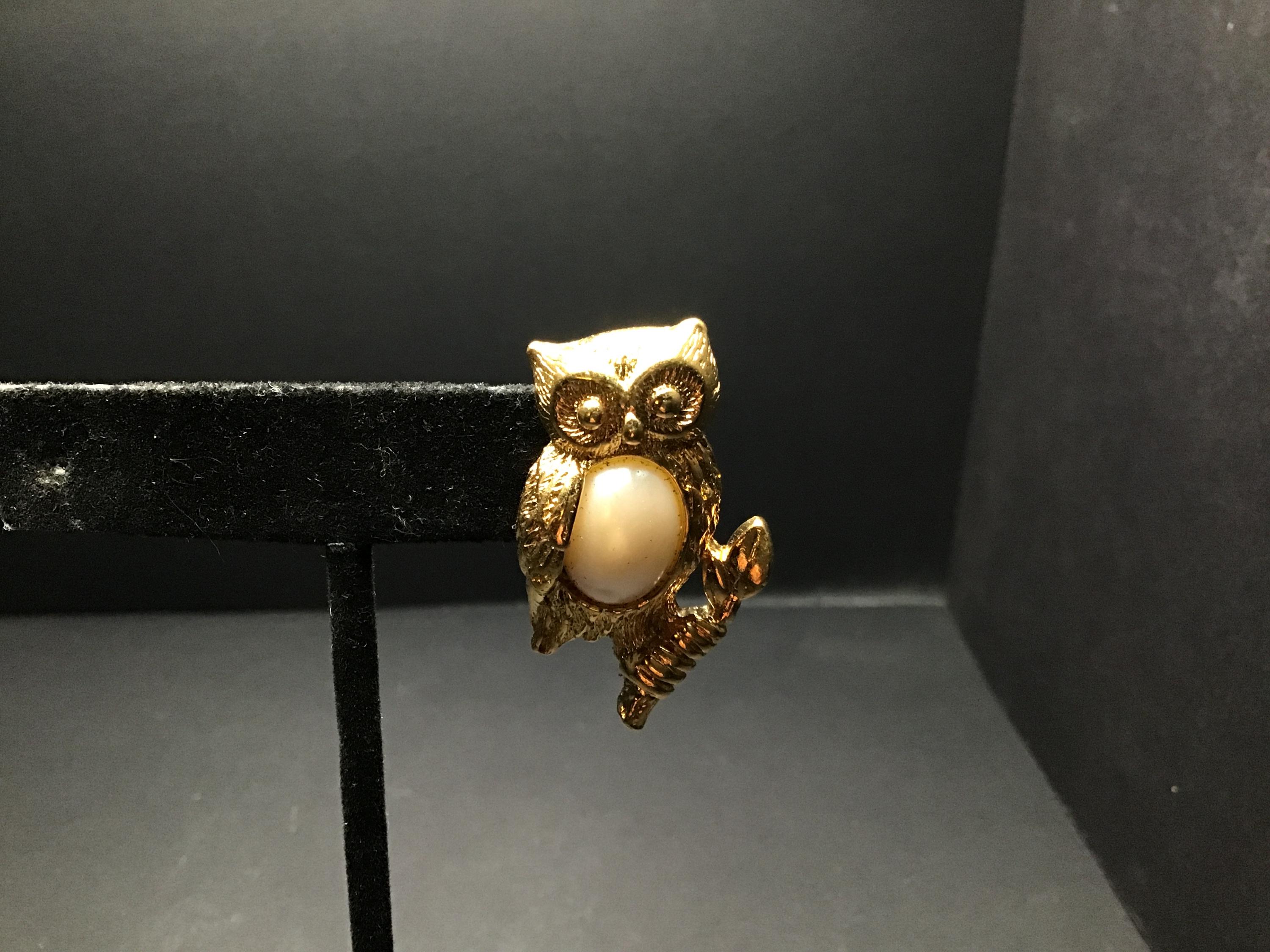 Vintage Avon Gold tone Owl Pin Brooch