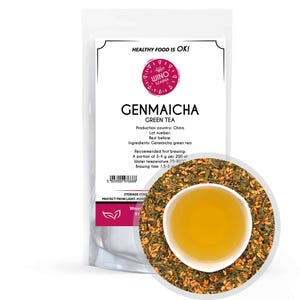 Pode incluir: Um saco de chá verde Genmaicha com uma chávena de chá preparado. O saco tem um rótulo que diz "Healthy Food is OK!" e "Genmaicha Green Tea". O rótulo também inclui informações sobre o país de produção, o número do lote, a data de validade, os ingredientes, a preparação recomendada, a temperatura da água e o tempo de preparação.