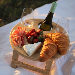 Regalo de inauguración de la casa Mesa de picnic de vino portátil Tabla de embutidos Carrito para copas de vino Regalo ideal para amantes del vino - Copas y botellas de vino para exteriores