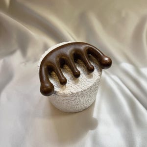 Grattoir à peignes en gua sha fait main en bois de santal | Masseur Gua Sha en bois pour le visage et le corps | Outil de massage pour soulager la tension | Accessoire de soin du corps