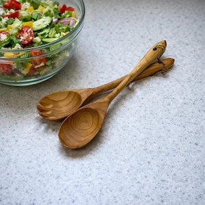 Salladsbestickset i körsbärsträ, träsked och spork, handgjorda köksredskap