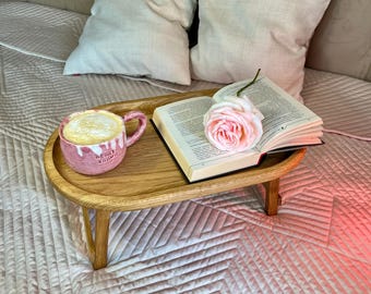 Mesa de cama de madera, bandeja de desayuno plegable, escritorio portátil de roble macizo, bandeja de servicio hecha a mano, desayuno en la cama, regalo de cumpleaños único