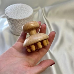 Massageador de couro cabeludo e corpo de madeira, ferramenta de massagem de madeira de faia natural, massageador anticelulite portátil, presente para ela, escova de massagem de tecido profundo