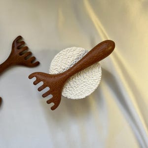 Wooden Gua Sha Comb Massager, Sandalwood Head Scraper for Scalp & Neck, Natural Anti-Stress Tool, Relaxation Gift for Women and Men