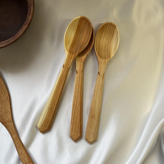 Handgefertigter Löffel aus Kirschholz, tiefer Holzlöffel zum Kochen und Servieren, rustikales Küchenutensil, geschnitztes Holzbesteck Geschenk