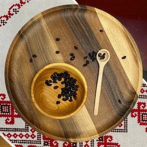 Round Wooden Serving Board, Rustic Pizza and Meat Platter, Handmade Charcuterie Tray, Natural Wood Kitchen Board, Housewarming Gift