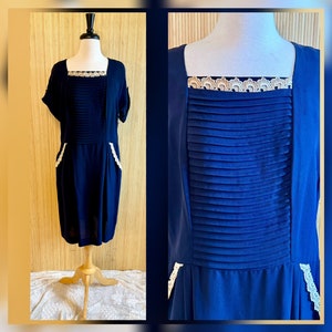 Marineblauwe jurk met uitlopende mouwen uit de jaren 40