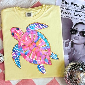 Tortuga marina de verano coqueta (Png), diseño de camiseta playera preppy, sublimación de ambiente costero veraniego, tortuga marina con purpurina (Png), rosa femenino veraniego (Png)