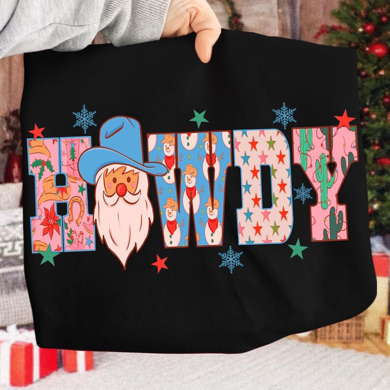 K&ouml;nnte beinhalten: Schwarze Tragetasche mit dem Wort "HOWDY" in bunten Buchstaben. Das "H" zeigt ein Hufeisen und ein Blumenmuster, das "O" hat einen Weihnachtsmann mit Cowboyhut, das "W" hat Schneem&auml;nner, das "D" hat Sterne und das "Y" hat Kakteen.
