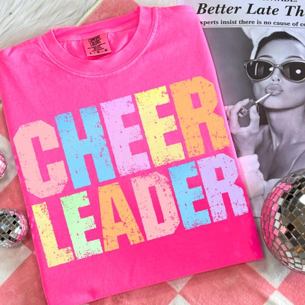 Preppy Cheerleader Png, Neon Coquette Cheer Mom Clipart, Retro Spirit T-shirtdesign, Rosa Pom Pom Sublimering, Färgglad Cheer Season Rosett Png