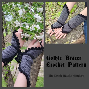 Può includere: Un paio di guanti senza dita di colore grigio realizzati a uncinetto con bordi neri e un bordo a festoni. I guanti sono mostrati sulle mani di una persona in un ambiente boschivo. Il testo "Gothic Bracer Crochet Pattern" e "The Death-Hawks Mimicry" è visualizzato sotto l'immagine.