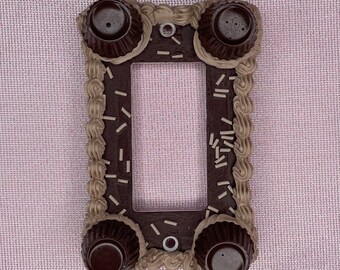 Placa de interruptor de luz de pastel falso de chocolate