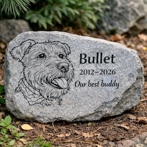 Op de afbeelding: Een grijze gedenksteen voor huisdieren met een gedetailleerde zwarte illustratie van een hondengezicht. De naam "Bullet" en de data 2012-2026 zijn gegraveerd, samen met de zin "Our best buddy."