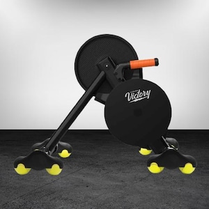 Könnte beinhalten: Schwarzes Trainingsgerät mit kreisförmigem Sitz und Rückenlehne. Die Maschine hat einen schwarzen Rahmen mit gelben Rädern und einem orangefarbenen Griff. Das Wort "Victory" steht auf der Seite der Maschine.
