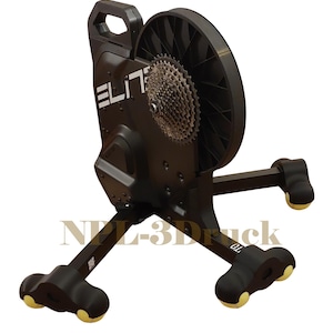 Pode incluir: Treinador de bicicleta estática preto com a palavra "ELITE" em branco. O treinador tem um sistema de engrenagens e um grande volante. A base tem quatro pés com pontas amarelas para estabilidade. O texto "NPL-3Druck" é visível.